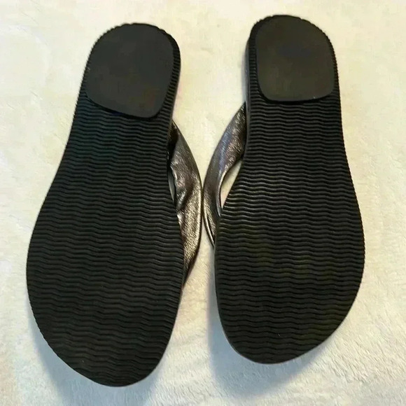 Sak’s Fifth Avenue 10022-SHOE Metallic Leather Sandals. Size 8 - Picture 10 of 11